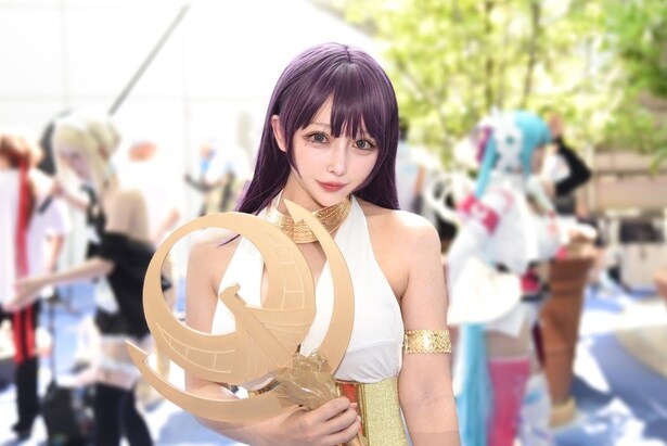 「聖闘士星矢」城戸沙織に扮するコスプレイヤー「あえてシンプルに見せるデザインで“女神らしさ”を表現」＜WCS2025＞