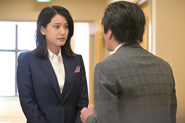 玲(山崎紘菜)は神谷(徳井健太)の秘書となり、迷惑不倫の証拠を掴んでいく