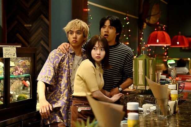 バーガーショップ「シナントロープ」で働く都成(水上恒司)、ことみ(山田杏奈)、木場(坂東龍汰)