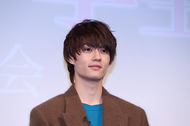 佐野勇斗＆桜田ひより、ハピナンデスと一緒にエスケープポーズ披露「かわいい」「ビジュいい」の声＜ESCAPE＞