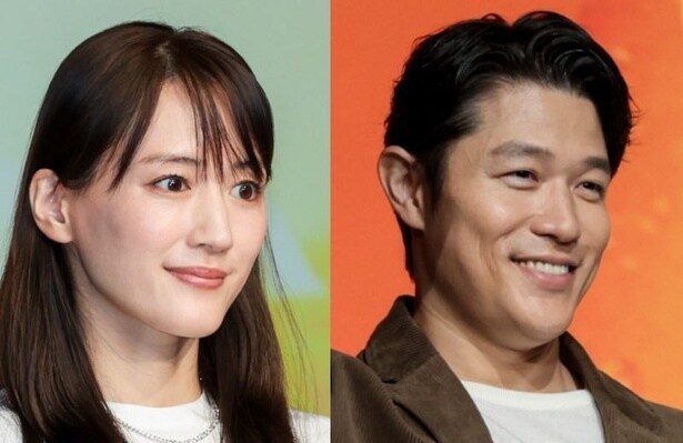 綾瀬はるか＆鈴木亮平、お揃いポーズのツーショットに「このポーズは何だろう」「癒される」「二人とも素敵」と反響