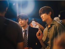 Snow Man向井康二、森崎ウィンをひざ枕＆ブランコでバックハグ　“相思相愛”のメイキング映像公開＜「（LOVE SONG）」＞