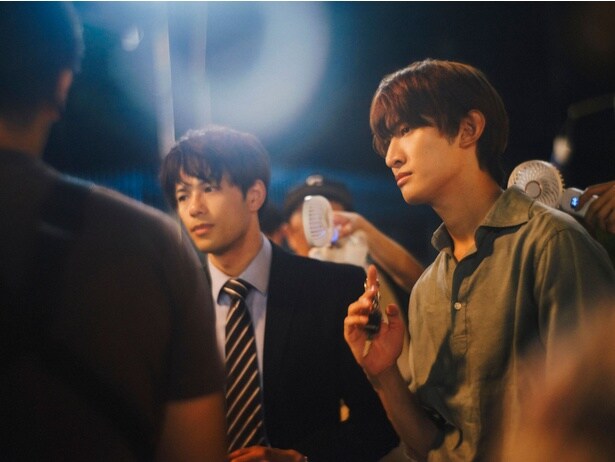 Snow Man向井康二、森崎ウィンをひざ枕＆ブランコでバックハグ　“相思相愛”のメイキング映像公開＜「（LOVE SONG）」＞