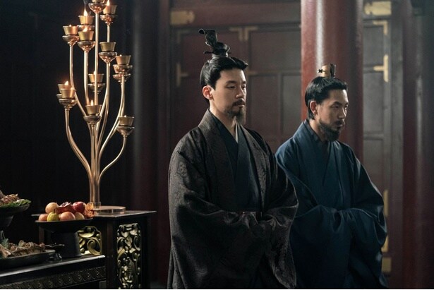 高句麗の国相、ウル・パソを演じるキム・ムヨル(左)