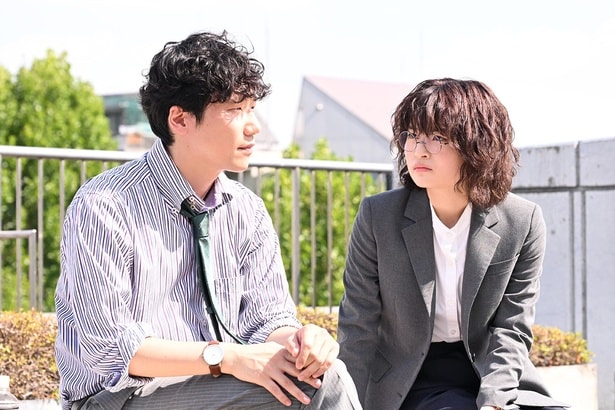 先輩記者の山吹(前原滉)にアドバイスをもらう日向子(前原)