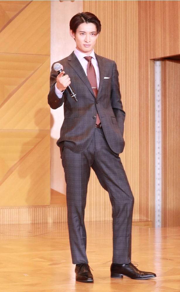 【写真】ビシッと決まったスーツ姿でステージをランウェイ風に闊歩した向井康二