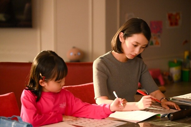 東大卒の学力を活かし、いろは(池村碧彩)に勉強を教えていく薫(波瑠)