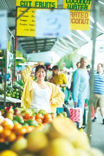 磯山さやか、リラックスした無防備な姿を披露…“マシュマロボディ”の魅力あふれる写真集「余韻」カバーカット公開