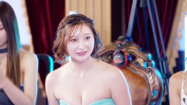 人気キャバ嬢・まゆ、“激クサおしぼり”を嗅いで思わず涙目に…「クサすぎて眉毛動いちゃった！」＜キャベリバ内閣＞