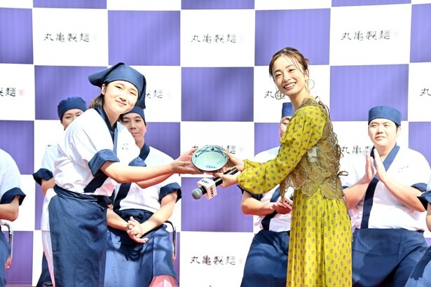 丸亀製麺に関するクイズ(全3問)に全問正解した上戸彩に、丸亀製麺のどんぶりが贈られた