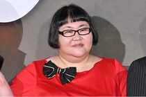 メイプル超合金・安藤なつ「相方(カズレーザー)のコスプレを」真っ赤な衣装でイベントに登場