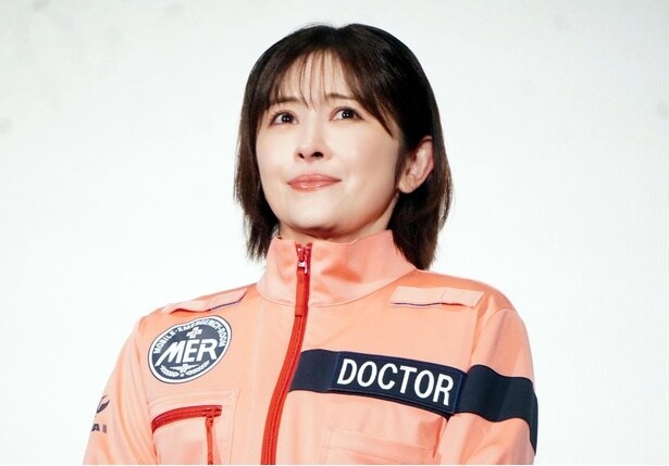 宮澤エマ、感極まったクランクアップ写真に「大好きでした」と惜しむ声＜TOKYO MER＞