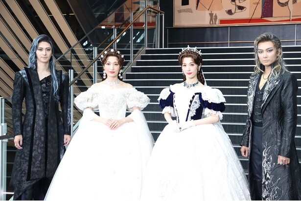 ミュージカル「エリザベート」初日前囲み取材より、(左から)古川雄大、望海風斗、明日海りお、井上芳雄