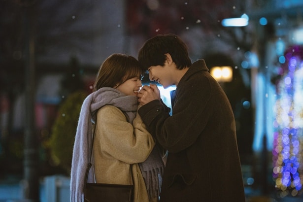 幸せそうに見つめ合う2人の姿は美しい絵画のよう！