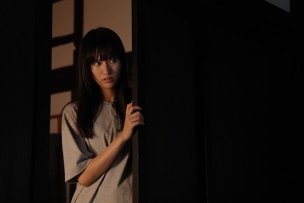 「一緒に寝てもいいですか？」と告げる澪(恒松祐里)