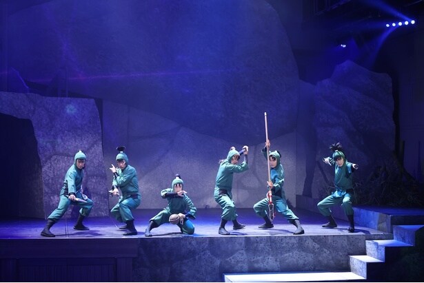 四年生のリーダー決めをサポートする六年生も大活躍