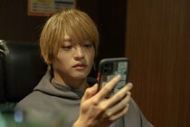 ラストで現れた“金髪の青年”に視聴者騒然…猪俣周杜“阿久津”の姿に「期待しかない」の声＜パパと親父のウチご飯＞