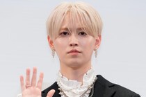 JO1白岩瑠姫、料理中の佐藤大空を見守るエプロン姿に「キュンキュンすぎる～」の声＜娘の命を奪ったヤツを殺すのは罪ですか？＞