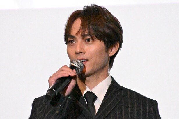 シンガーソングライターを目指すのをやめて、葬儀の世界に飛び込んだ冨安徳久を演じる永田崇人