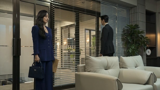 生放送出演中に刑事告訴の速報…容赦ないどん底展開で光るユジンの怒り、悲しみ、絶望の表情<ファーストレディ>