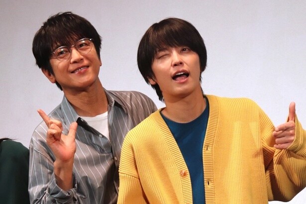 及川光博&手越祐也、2匹の犬と仲良し笑顔のツーショットに「メロすぎる」の声<ぼくたちん家>