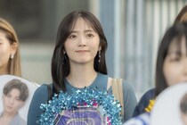 鈴木愛理“愛衣”が八木勇征“旬”をカメラで激写した姿に「めっちゃオタク」と反響＜推しが上司になりまして フルスロットル＞