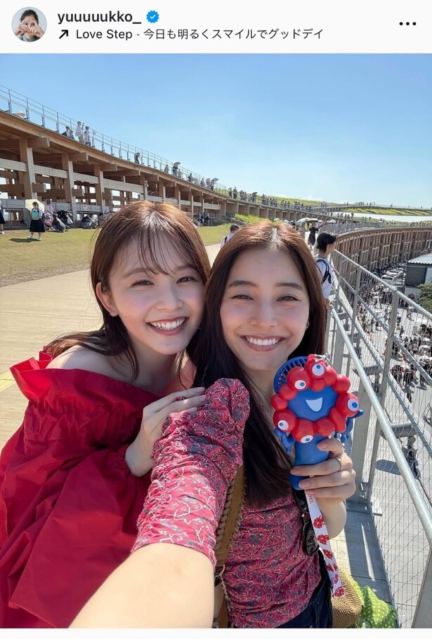 新木優子＆久間田琳加、赤が映えるしミラールックで万博を満喫