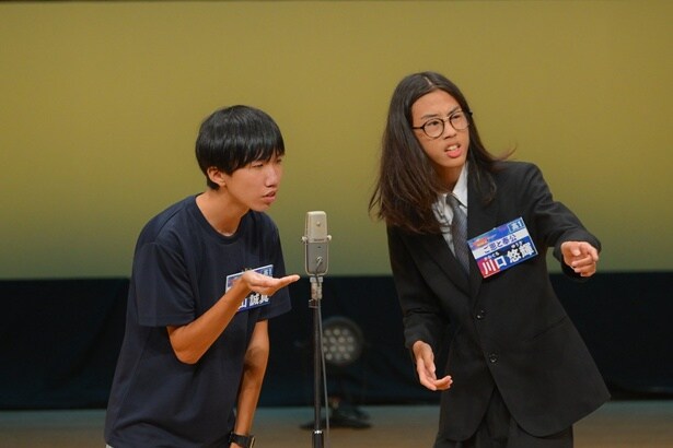 【写真】舞台上で堂々とネタを披露する高校生コンビたち