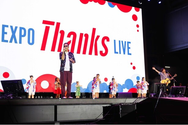 大阪・関西万博の閉会式で「この地球の続きを」を披露したコブクロ