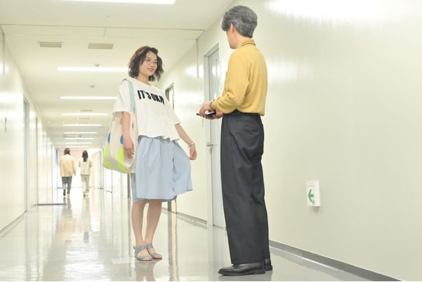 日向子(奥山葵)が考えた”女子高校生ルック”について聞かれた村井(夙川アトム)は答えに困る