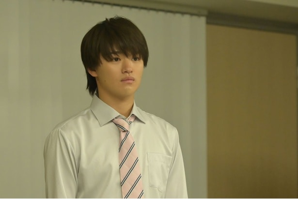 「記事の質」について、今一つ理解できない様子の阿久津(大倉空人)