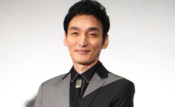 草なぎ剛が、息子役の永瀬矢紘の質問に優しく答えるオフショット公開