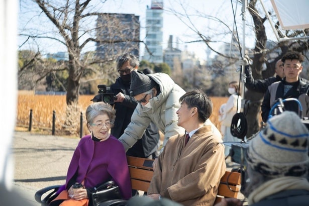 撮影の合間に談笑する3人