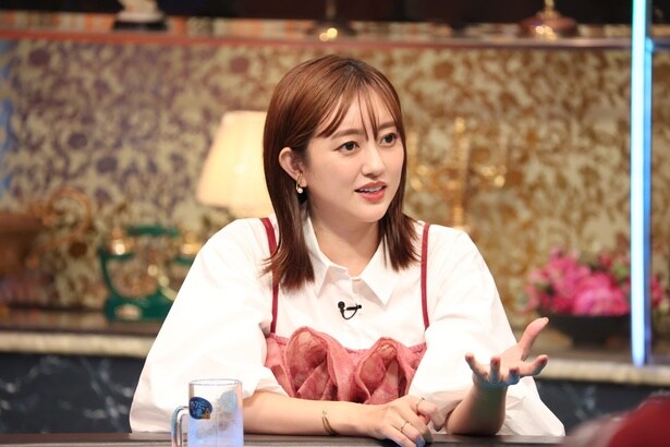 菊地亜美、父が突然“芸能界デビュー”していたことを明かす 中尾明慶と父がCM共演も<酒のツマミになる話>