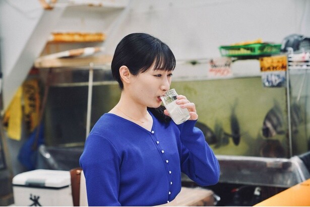 カップ酒を楽しむワカコ(武田梨奈)