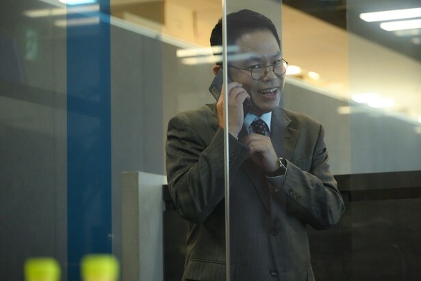 クセのある自己紹介をする、どこか憎めない野口を好演している津田篤宏