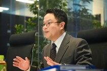 津田篤宏、波瑠の美貌を前に「演じながら思わず『かわいい』と思ってしまい…セリフが全飛びですよ(笑)」＜フェイクマミー＞