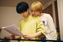 駒木根葵汰“羽山”、新原泰佑“白崎”の首筋にキスしてイチャイチャ…「逮捕します！」の声＜２５時、赤坂で２＞