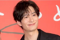 「眼福です」岡田将生が大人なメガネ男子に、シックなスーツとオシャレ眼鏡の姿に反響の声＜ちょっとだけエスパー＞