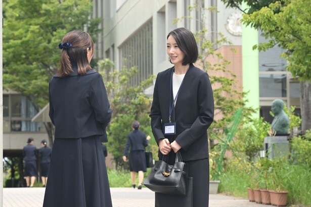 薫(波瑠)はさゆり(田中みな実)とママ友になり、交友を深めていく