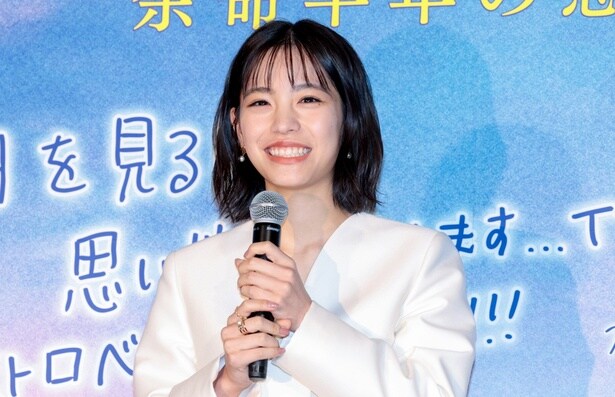 映画「ストロベリームーン 余命半年の恋」の初日舞台あいさつに登壇した當真あみ