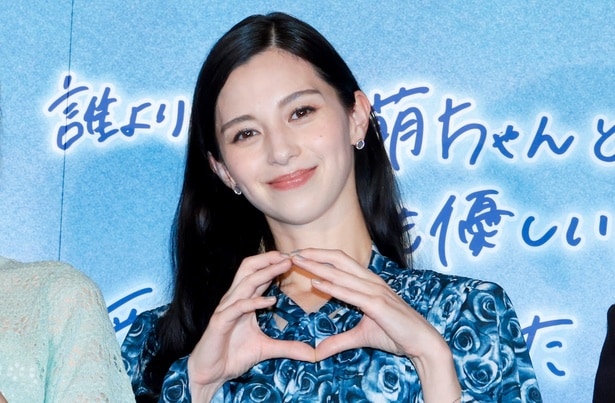 映画「ストロベリームーン 余命半年の恋」の初日舞台あいさつに登壇した中条あやみ