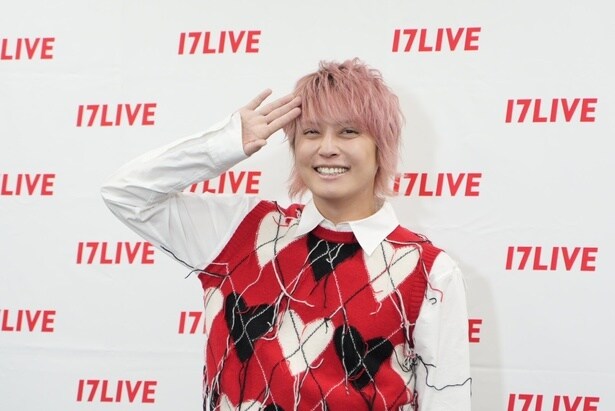手越祐也、2匹のイヌとかわいすぎる“スリーショット”に「癒しでしかない」とファン絶賛<ぼくたちん家>