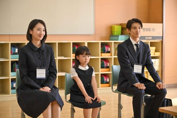 薫(波瑠)はフェイクパパ・黒木(向井康二)とともに面接に挑む