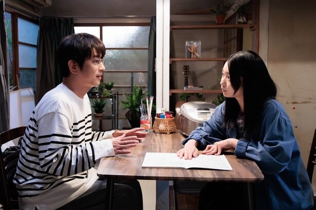 及川光博“玄一”、白鳥玉季“ほたる”のお願いに頭を抱える「3000万円あげる、その代わりに親のフリをして」<ぼくたちん家>