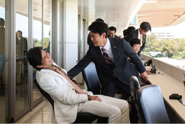 【写真】栗須(妻夫木聡)と耕造(佐藤浩市)の絆も育まれていく