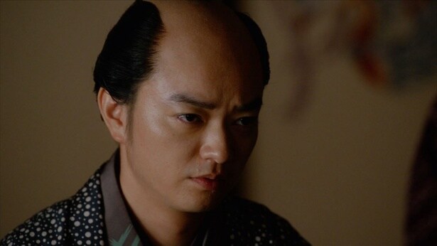 厳しい目つきをする歌麿(染谷将太)