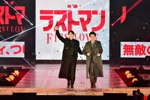 福山雅治＆大泉洋、腕を組んでランウェイに登場「まさかこのGirlsAwardに登場させていただくとは」＜映画ラストマン＞