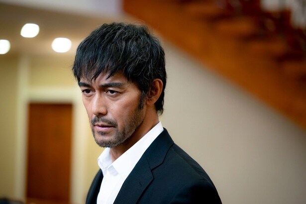 警視庁公安部の刑事・野崎守を演じる阿部寛