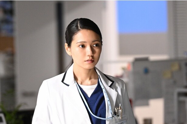 乃木憂助(堺雅人)と惹かれ合う医師・柚木薫を演じる二階堂ふみ